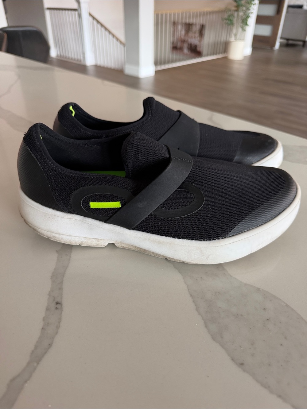 OOFOS Oomg Fibre Low Black Slip-On Sneakers with Neon Yellow Accent. Men’s 10.5